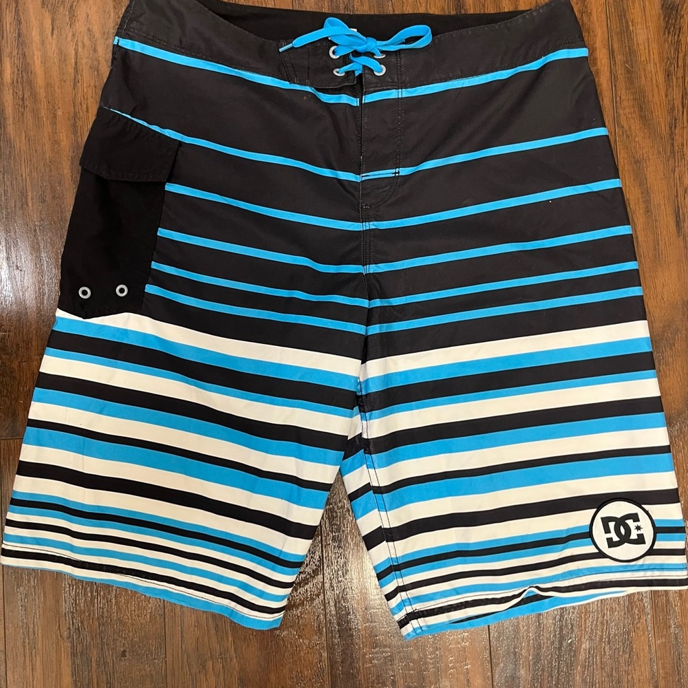 DC Shoe USA Swimsuit Black Blue White Striped Board Shorts Surf Trunks Size 34